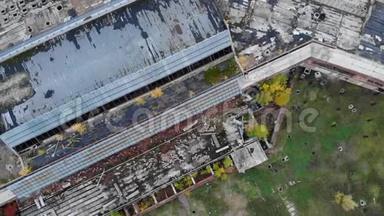 废弃机场生锈建筑物的俯视图
